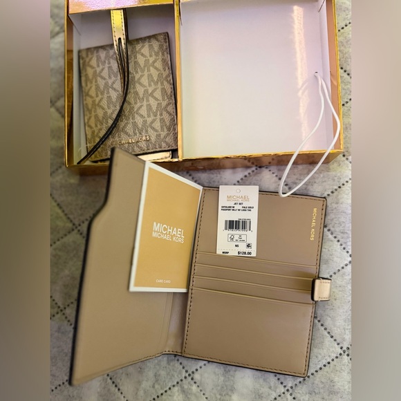 Michael Kors Travel Set - Picture 10 of 13